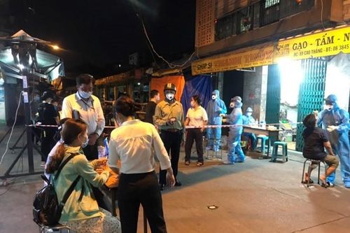 Xuyên đêm lấy mẫu xét nghiệm cho 25.000 công nhân Khu công nghệ cao ở TP.HCM