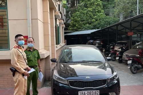 Hà Nội: Phát hiện ô tô dán tem kiểm định giả mua bán trên mạng