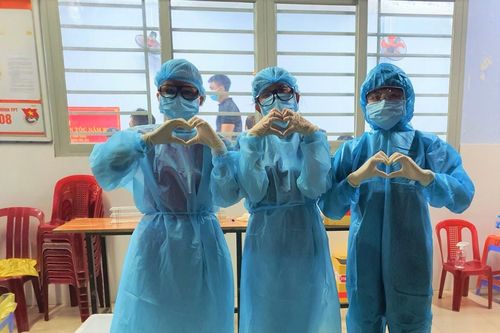Trường ĐH Nguyễn Tất Thành điều động thêm 50 sinh viên tham gia chống dịch