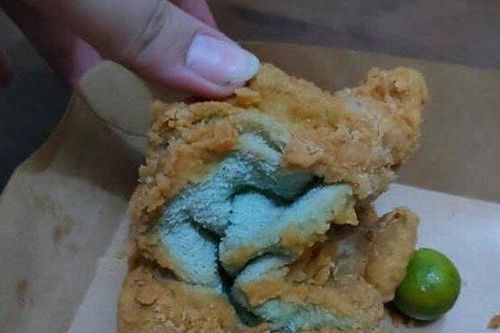 Tách miếng gà rán dai, bà mẹ kinh hãi khi biết thứ bên trong lớp bột