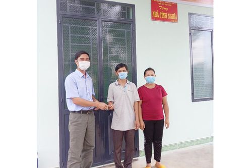 Chư Prông: Bàn giao 'Nhà tình nghĩa' cho hộ nghèo