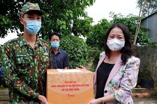 Phó Chủ tịch nước thăm lực lượng phòng chống dịch biên giới An Giang