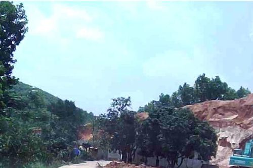 Phú Thọ: Ngang nhiên khai thác đất trắng không phép trước cửa UBND xã