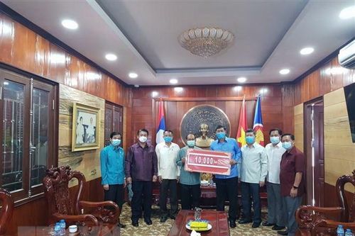 Lào chung sức cùng Việt Nam trong cuộc chiến chống dịch COVID-19