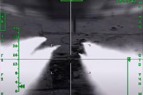 Su-34 thể hiện sức mạnh hủy diệt khi nhào lộn trên không, ném bom vào các vị trí đối phương