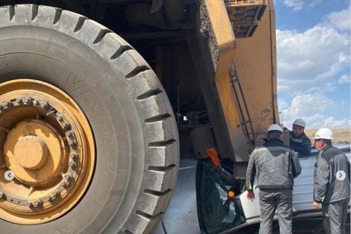Xe ben lớn nhất thế giới 'nuốt chửng' chiếc SUV 7 chỗ