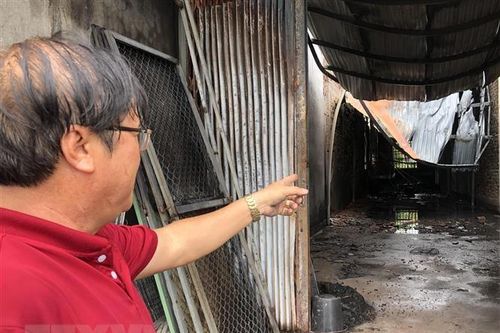 Quảng Ngãi: Cháy lớn thiêu rụi một kho hàng chứa đồ nhựa