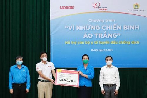 Quỹ Tấm lòng Vàng Báo Lao động trao 500 triệu hỗ trợ tuyến đầu chống dịch COVID-19