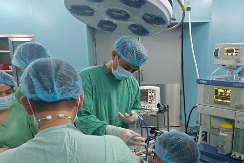 Bé trai 2 tuổi hóc hạt lạc trong phế quản