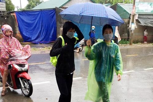 Đoàn Thanh niên Quốc Oai đội mưa tiếp sức thí sinh thi vào lớp 10 THPT