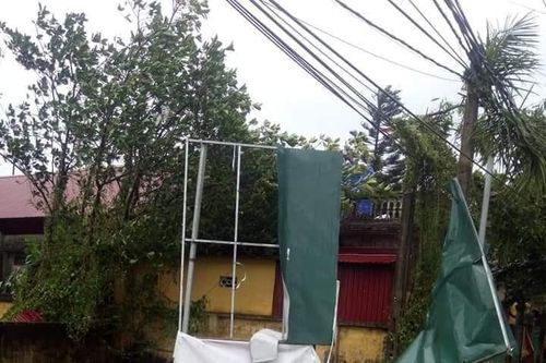 Thái Bình: Sau mưa dông nhiều công trình bị tốc mái, hư hỏng nặng