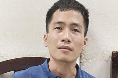 Hà Nội: Bắt đối tượng mang súng giả, bình xịt hơi cay đi cướp tài sản