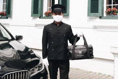 Khách sạn 5 sao bán đồ ăn giao tận nhà