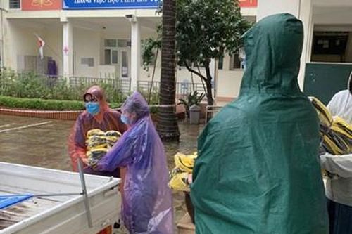 Huy động đồng phục cho thí sinh thi vào lớp 10 bị mưa ướt
