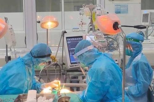 ICU vượt mốc 50 bệnh nhân COVID-19 nặng và sự hi sinh của những người thầy thuốc