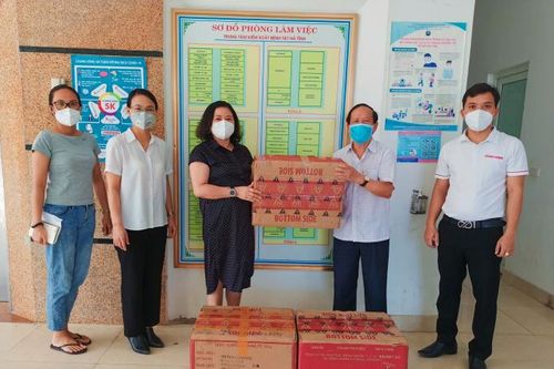 Trao quà động viên Trung tâm Kiểm soát bệnh tật Hà Tĩnh