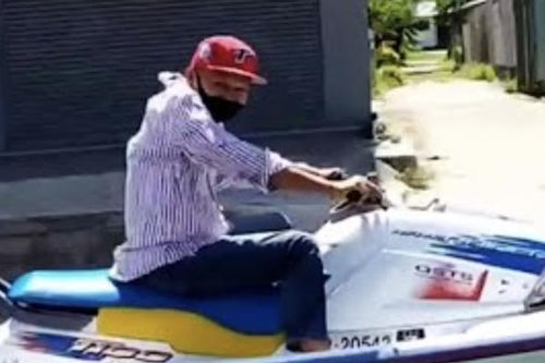 Clip: Kỳ lạ mô tô nước Jet Ski lướt như bay trên đường