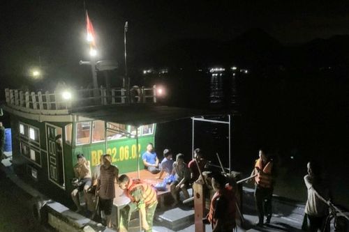 Đồn Biên phòng Cát Bà cứu sống 7 ngư dân gặp nạn trên biển