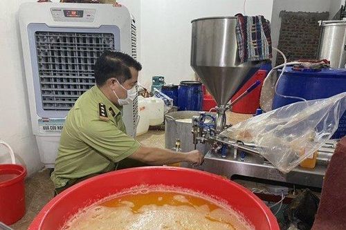 Phát hiện xưởng sản xuất nước hoa Chanel giả