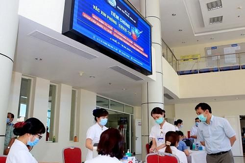Bệnh viện Trung ương Huế tiêm chủng vắc xin phòng COVID-19 đợt 2