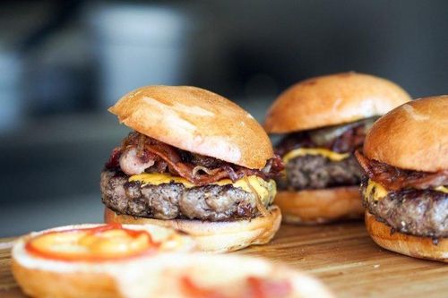 Không phục vụ burger miễn phí cho cảnh sát, toàn bộ nhân viên cửa hàng bị bắt giữ