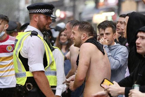 EURO 2020: CĐV Scotland tràn ra đường phố London, tiệc tùng thâu đêm