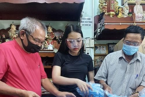Bỏ tiền túi mua gần 400.000 khẩu trang tặng người dân TPHCM