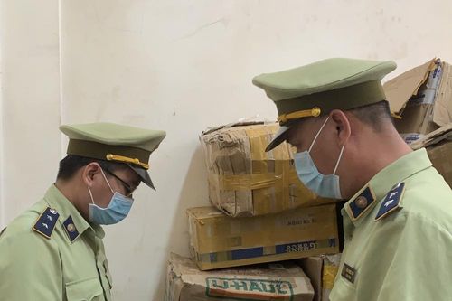 Quản lý thị trường Thừa Thiên Huế: Phát hiện, tạm giữ số lượng lớn mỹ phẩm không có hóa đơn, chứng từ