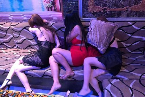 Nhân viên quán karaoke ở Đồng Nai thoát y phục vụ khách