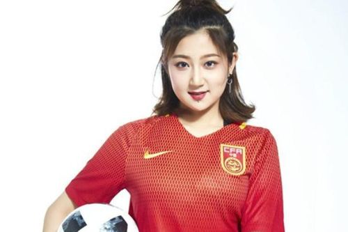 Hot girl Trung Quốc cổ vũ đội nhà lọt vào vòng bảng 3 World Cup
