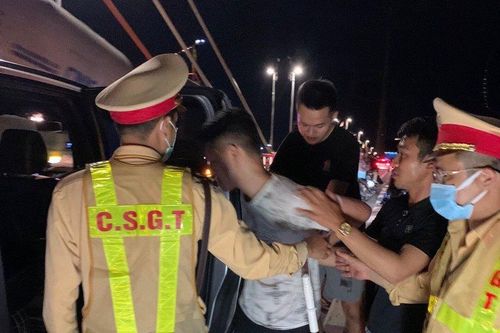 Giải cứu nam thanh niên có ý định tự tử trên cầu Bãi Cháy