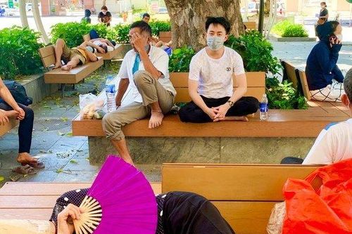 Người nhà bệnh nhân vật vã dưới cái nóng đỉnh điểm ở Hà Nội