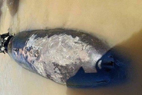 Clip: Kích nổ quả bom dài hơn 1,5m được phát hiện trên sông