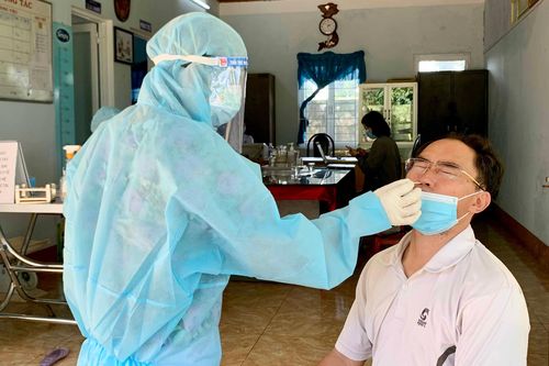 Pleiku: Lấy mẫu xét nghiệm trọng điểm tầm soát Covid-19
