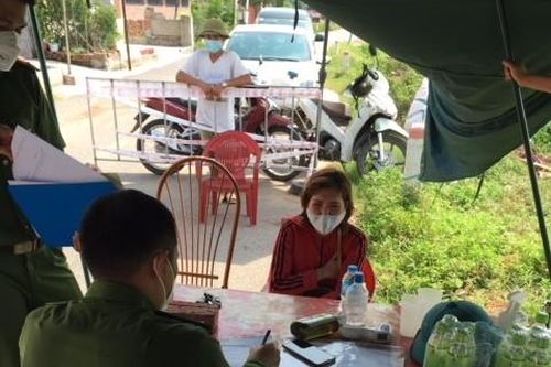 Tạm giữ hình sự nữ shipper ''uy hiếp'' cán bộ chốt kiểm dịch COVID-19