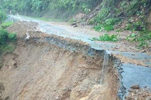 Mưa lớn làm sạt đường, chia cắt tạm thời 2 xã biên giới ở Lai Châu
