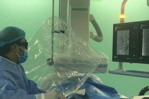 30 phút can thiệt nội mạch cứu bệnh nhân vỡ mạch thắt lưng nguy kịch