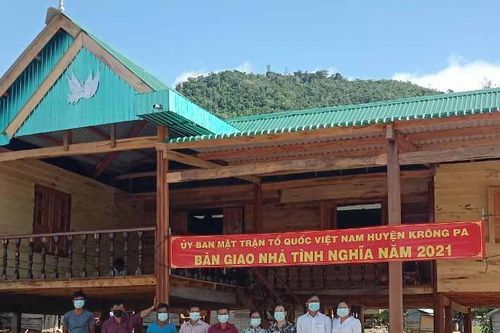 Krông Pa: Bàn giao 'Nhà tình nghĩa' cho hộ nghèo