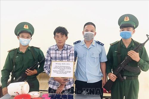 Bắt đối tượng vận chuyển 1.678 viên ma túy tổng hợp và 100 gam heroin