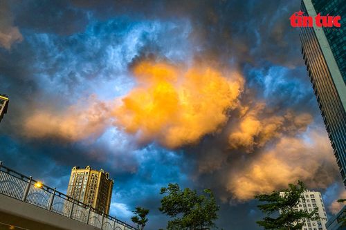 Hà Nội: Ấn tượng với mây trời cuồn cuộn trước cơn giông lớn