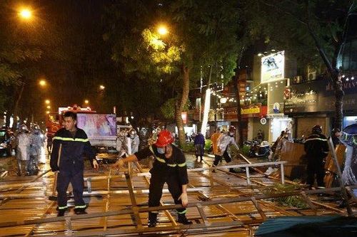 Hà Nội: Mưa dông thổi bay mái nhà đè trúng 3 ô tô