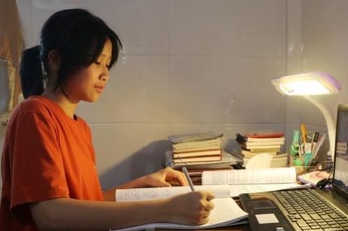Nữ thủ khoa viết 17 trang giấy thi Văn vào lớp 10