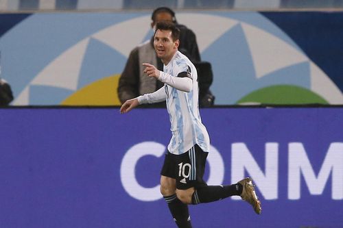 Messi đón kỷ lục bằng cú đúp bàn thắng, Uruguay hạ gục Paraguay
