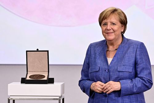 Thủ tướng Đức Angela Merkel được trao tặng Huy chương khoa học Harnack