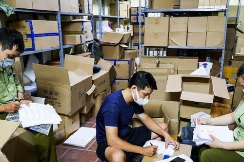 Cận cảnh kho nước hoa, mỹ phẩm giả được ngụy trang kín mít, gắn camera theo dõi