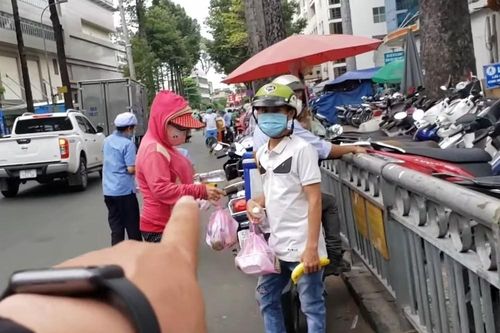YouTuber vạch mặt người lợi dụng lấy cơm từ thiện đem đi bán