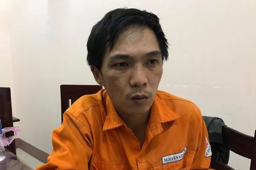 Vợ đòi ly hôn, chồng đổ xăng lên người 2 con dọa đốt