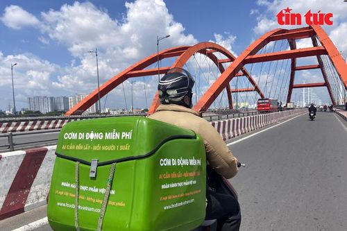 Xe 'cơm di động miễn phí' đến tận tay người nghèo TP Hồ Chí Minh trong mùa dịch