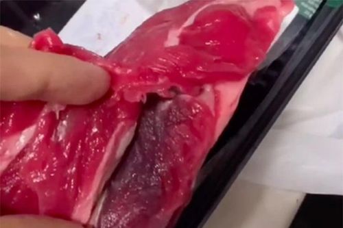 Siêu thị bán miếng thịt bò đỏ tươi nhưng lật bên trong thì 'khóc thét'
