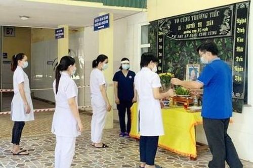 Nghệ An: Nữ kỹ thuật viên lập bàn thờ vọng mẹ tại Bệnh viện Dã chiến số 1